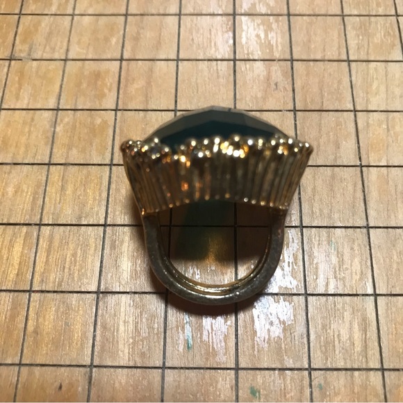 Gold Tone Brutalist Jade Faceted Costume Gem Statement Ring 1.25”x1.25” Sz 7.5 - Picture 8 of 11